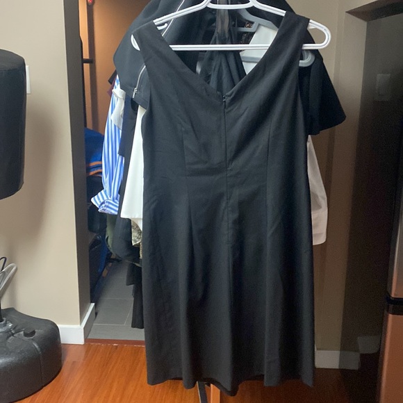 Classic v-neck black dress - Picture 3 of 3